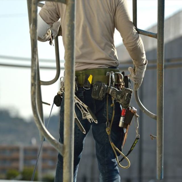 建枠を担ぐ職人