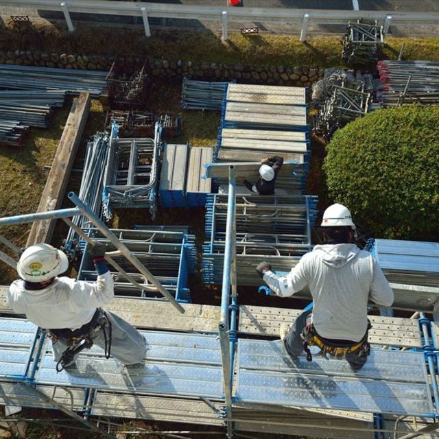 高所で足場を組む職人