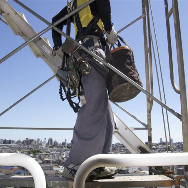 足場を組み立てる作業員